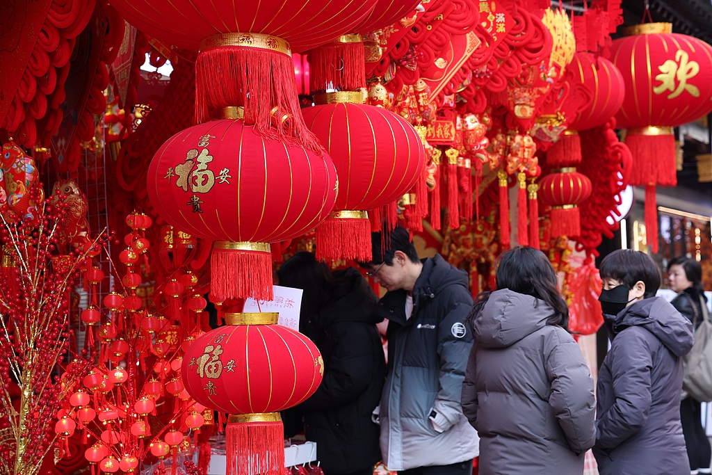 蛇年春节临近 上海城隍庙“年味”饰品热销