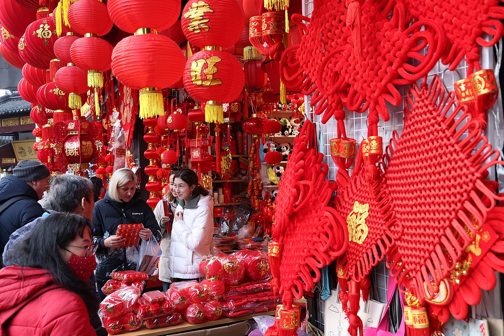 蛇年春节临近 上海城隍庙“年味”饰品热销