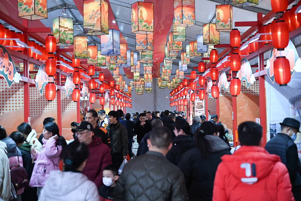 浙江杭州：国潮年货吸引市民采购