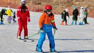 冰雪消费热潮涌动 多地打造冰雪经济新亮点