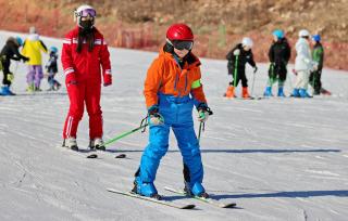 冰雪消费热潮涌动 多地打造冰雪经济新亮点