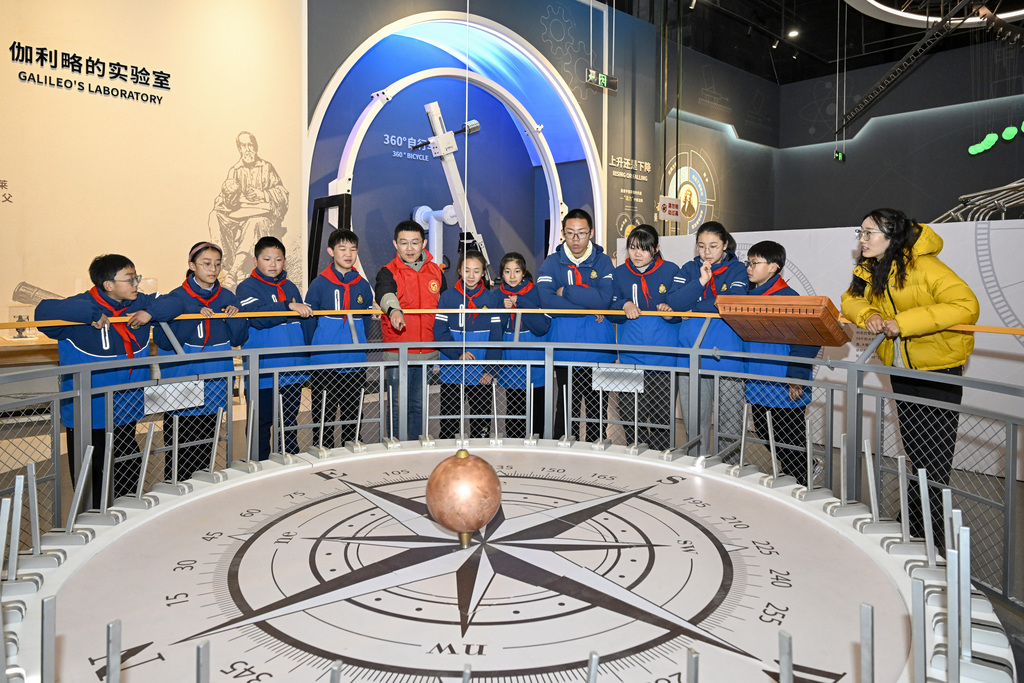 寓教于乐 学生科技馆内过寒假