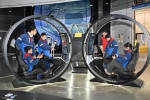 寓教于乐 学生科技馆内过寒假