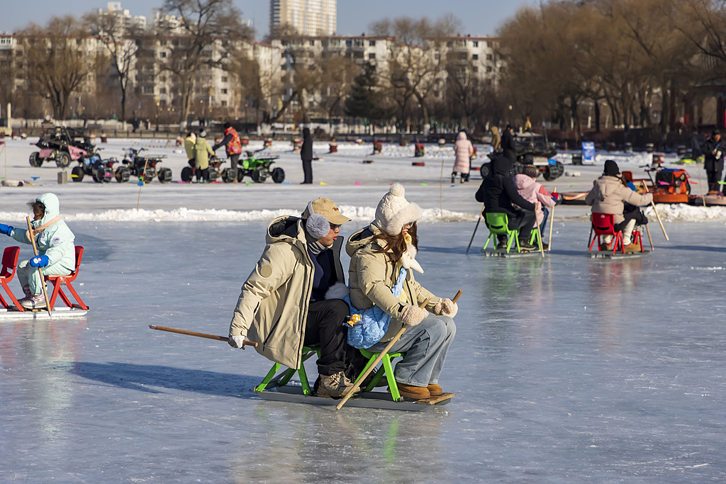 吉林：游客在冰雪乐园欢度周末