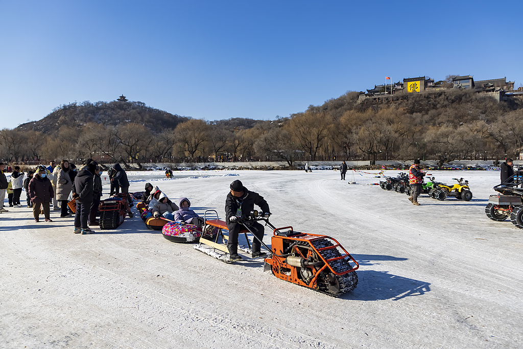 吉林：游客在冰雪乐园欢度周末