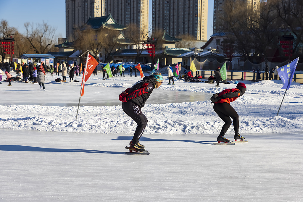 吉林：游客在冰雪乐园欢度周末
