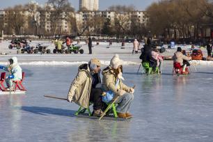 吉林：游客在冰雪乐园欢度周末