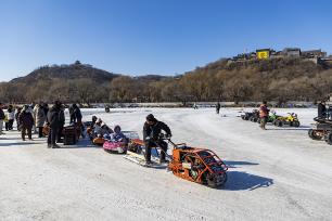 吉林：游客在冰雪乐园欢度周末