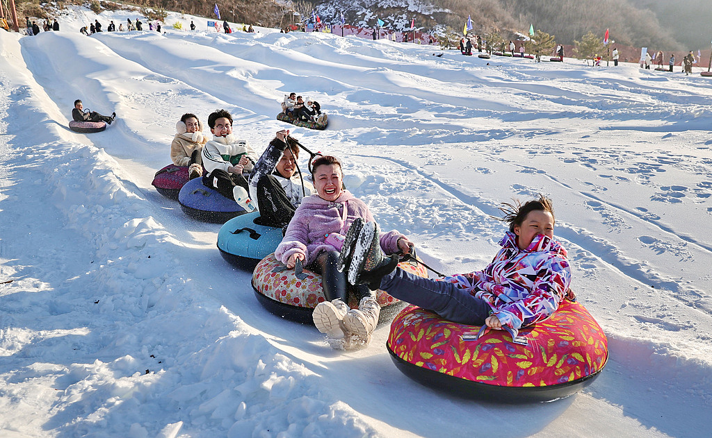 河北秦皇岛：游客享受冰雪运动乐趣