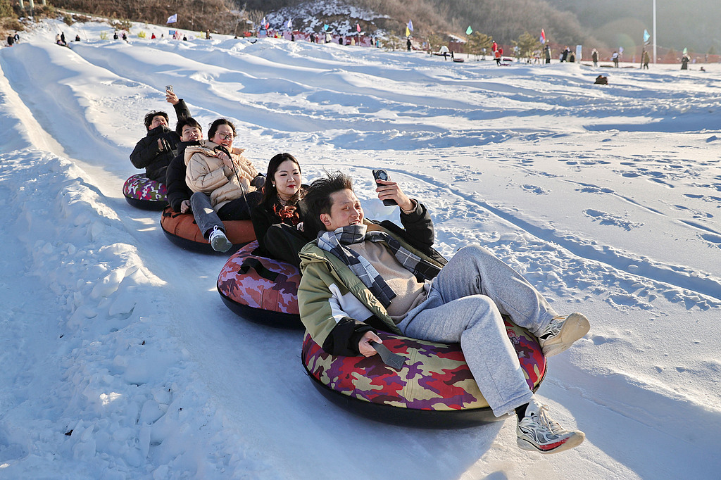 河北秦皇岛：游客享受冰雪运动乐趣