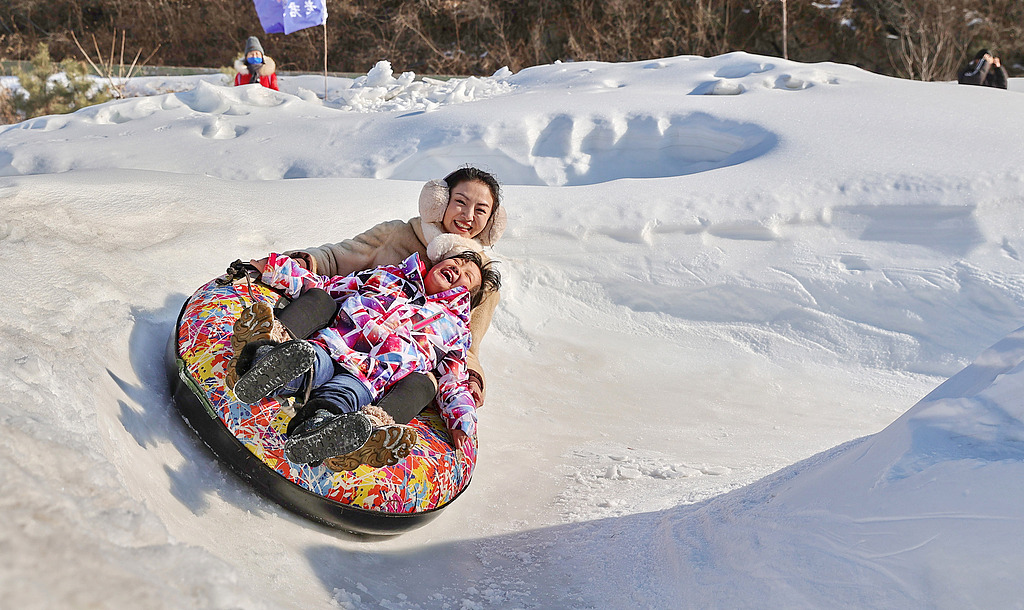河北秦皇岛：游客享受冰雪运动乐趣