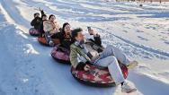 河北秦皇岛：游客享受冰雪运动乐趣
