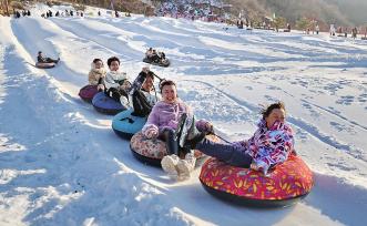 河北秦皇岛：游客享受冰雪运动乐趣