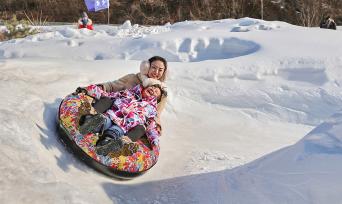 河北秦皇岛：游客享受冰雪运动乐趣
