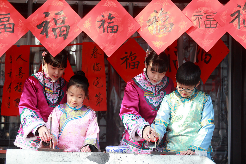 江苏扬州：书法爱好者挥毫泼墨写福字赠游客