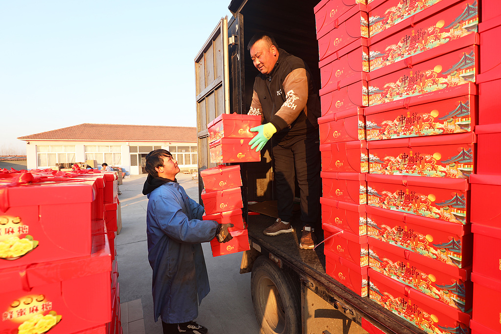河北唐山：麻糖企业忙碌制糖 喜迎春节市场