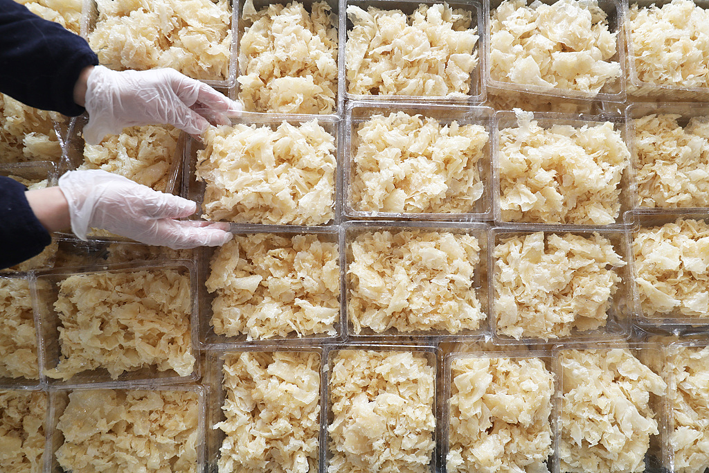 河北唐山：麻糖企业忙碌制糖 喜迎春节市场