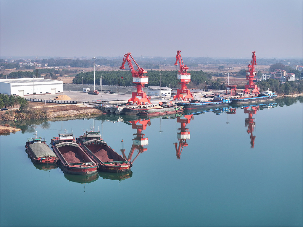 江西泰和：港口有序装卸货物