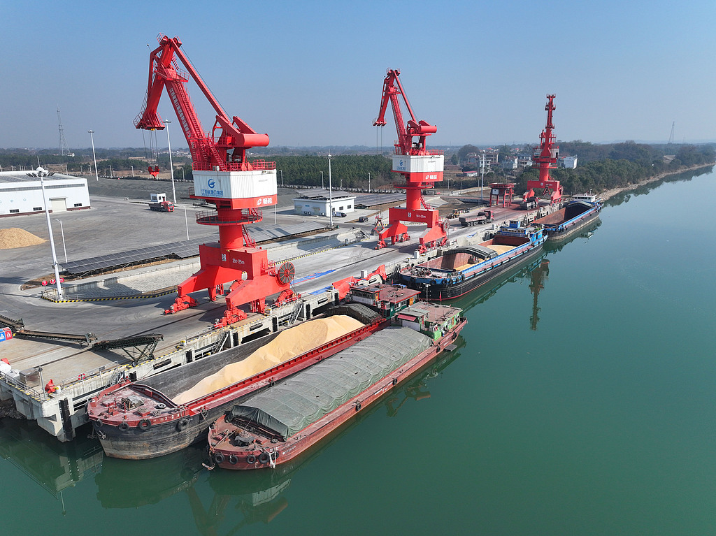 江西泰和：港口有序装卸货物