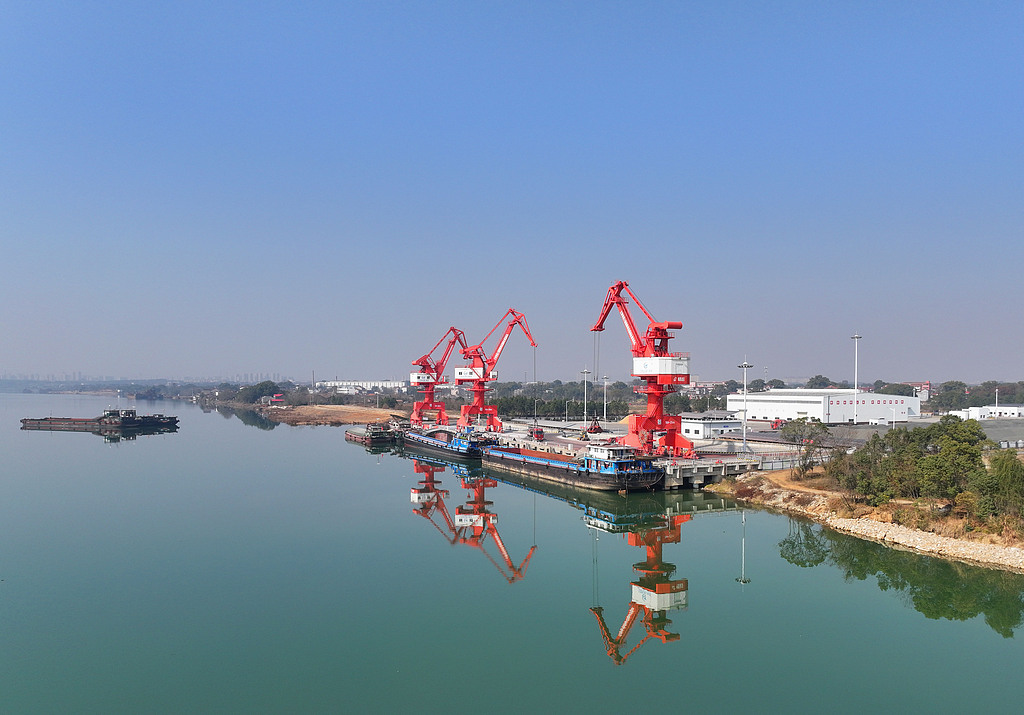 江西泰和：港口有序装卸货物