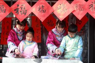 江苏扬州：书法爱好者挥毫泼墨写福字赠游客