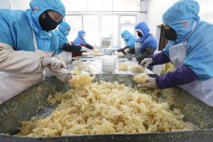 河北唐山：麻糖企业忙碌制糖 喜迎春节市场