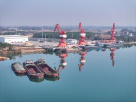 江西泰和：港口有序装卸货物