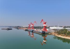 江西泰和：港口有序装卸货物