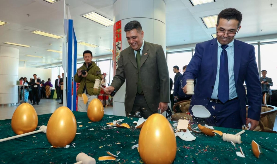 鸣腊鼓、砸金蛋，多国驻华使节聚首海外网迎新春