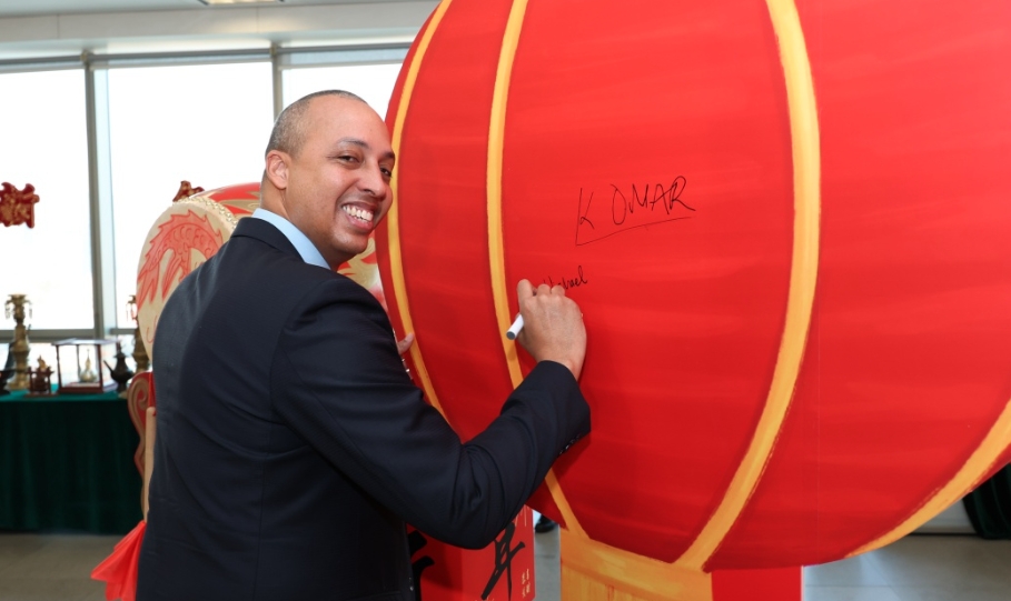 过年啦！写福字、吃饺子……21国驻华使节齐聚海外网共迎春节