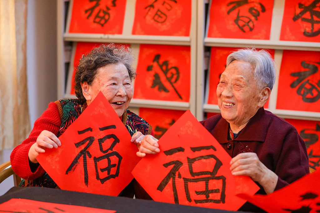 青岛：养老院里年味浓 老人写福字迎佳节