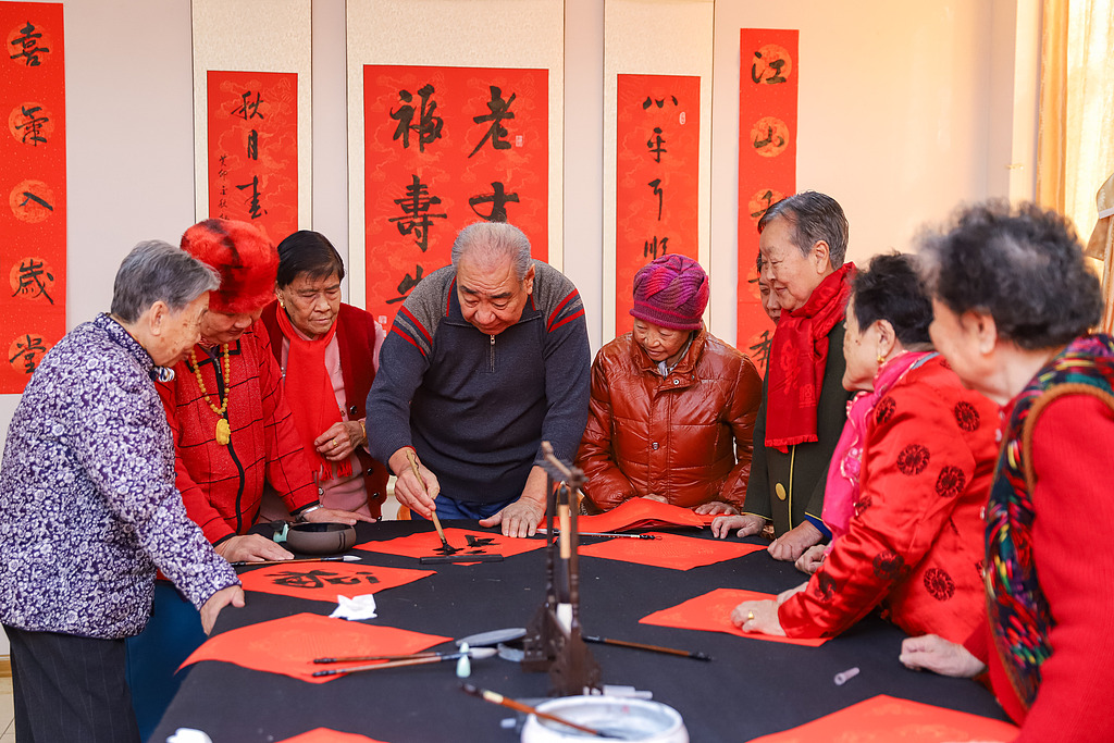 青岛：养老院里年味浓 老人写福字迎佳节