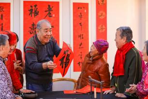 青岛：养老院里年味浓 老人写福字迎佳节
