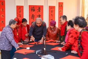 青岛：养老院里年味浓 老人写福字迎佳节
