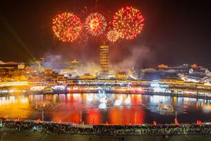 浙江长兴：烟花照亮太湖夜空