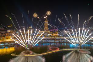 浙江长兴：烟花照亮太湖夜空