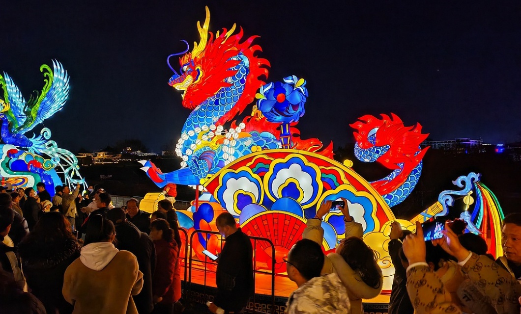 2025年西安城墙新春灯会游人如织