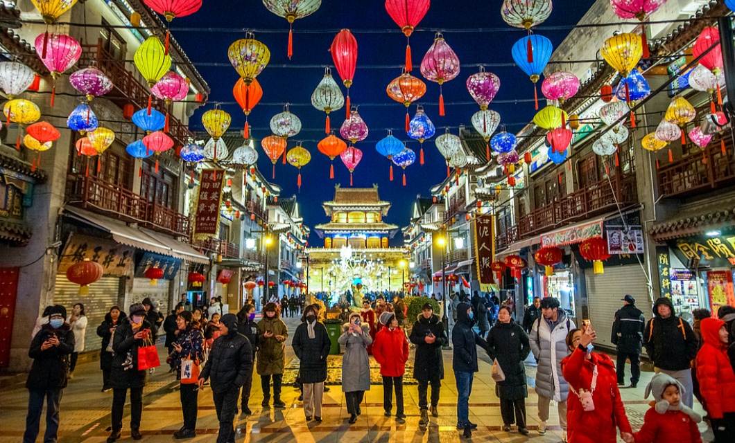 天津鼓楼“津”彩灯会点亮春节假期