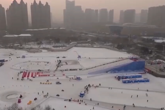 主播遇见冰雪丨在体育馆感受冰雪热度 尔滨太有实力了！