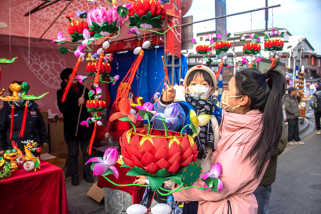 南京夫子庙花灯市场热闹非凡