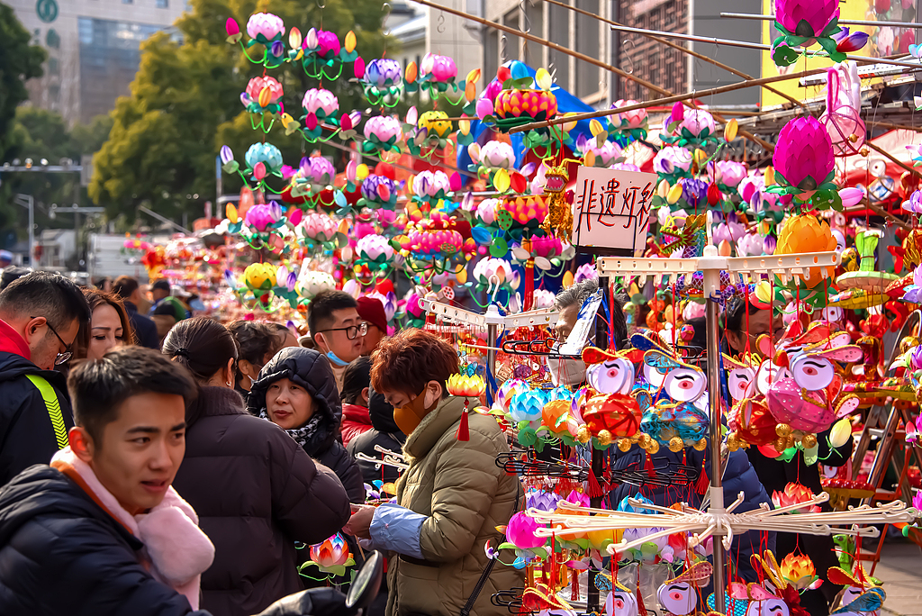 南京夫子庙花灯市场热闹非凡