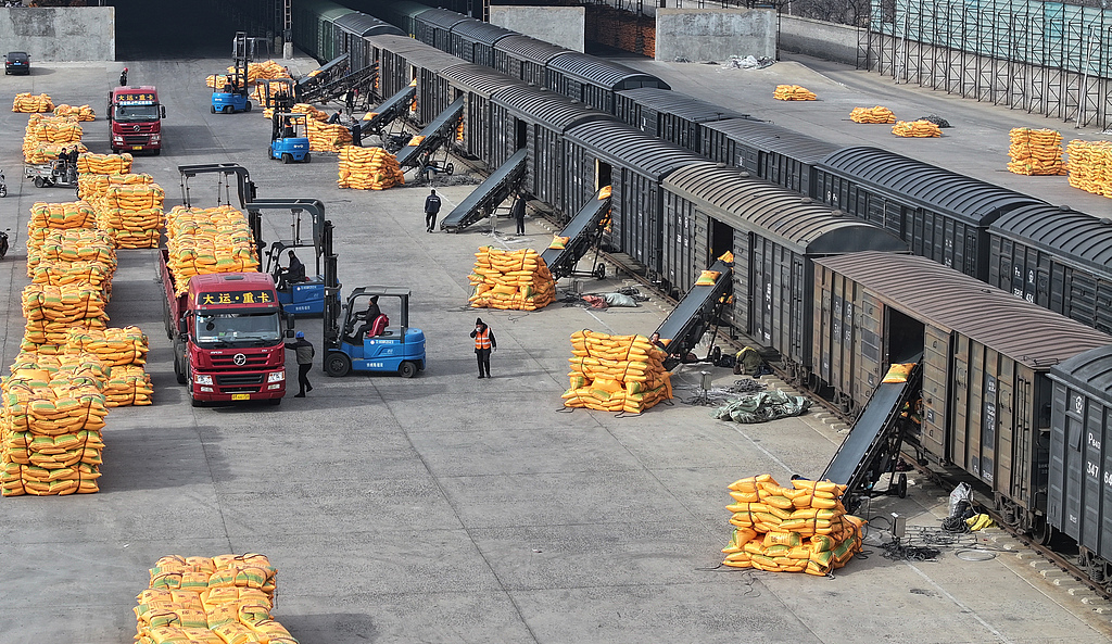 山西稷山：工人装运化肥 助力春耕生产