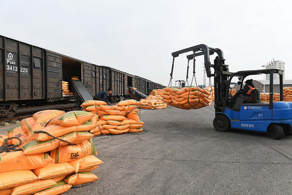 山西稷山：工人装运化肥 助力春耕生产