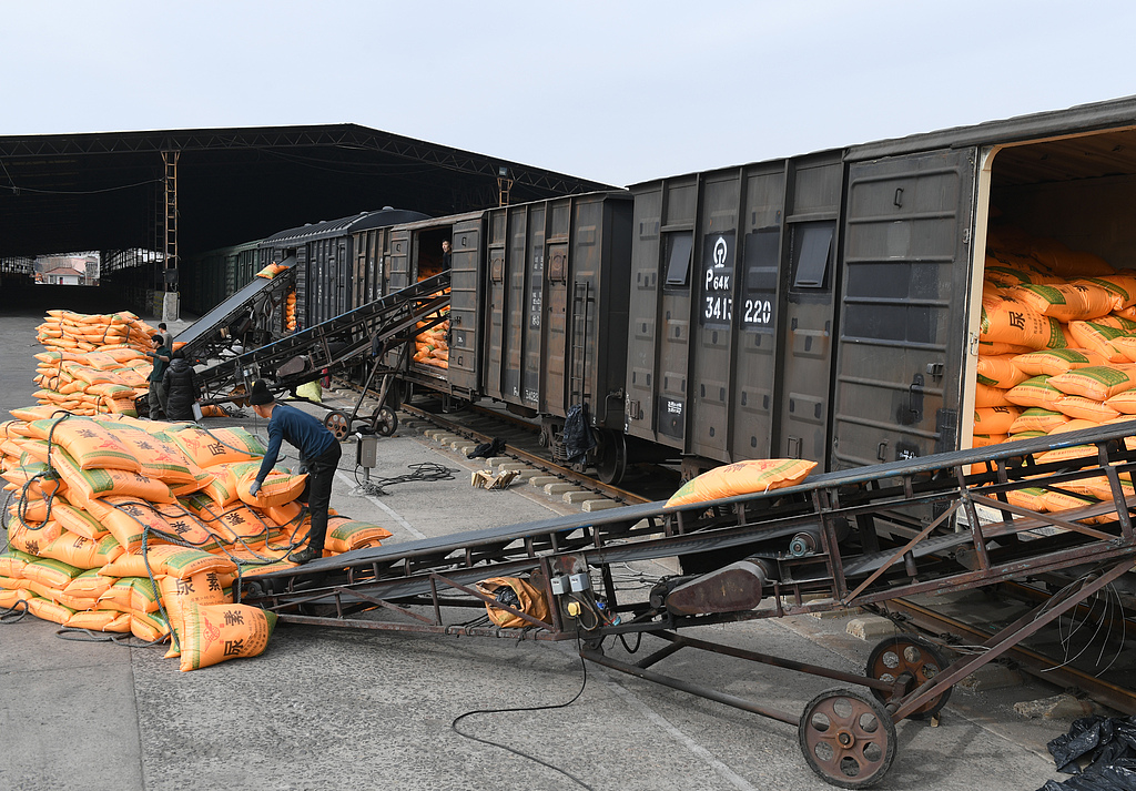 山西稷山：工人装运化肥 助力春耕生产