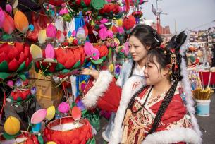 南京夫子庙花灯市场热闹非凡