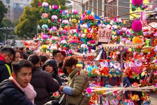 南京夫子庙花灯市场热闹非凡