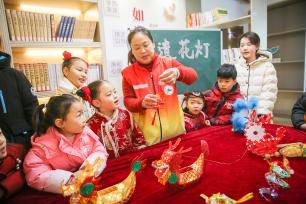江苏南通：学生制做非遗花灯迎接元宵节