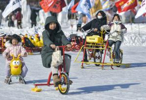 乌鲁木齐：冰雪娱乐项目点燃冬日热情