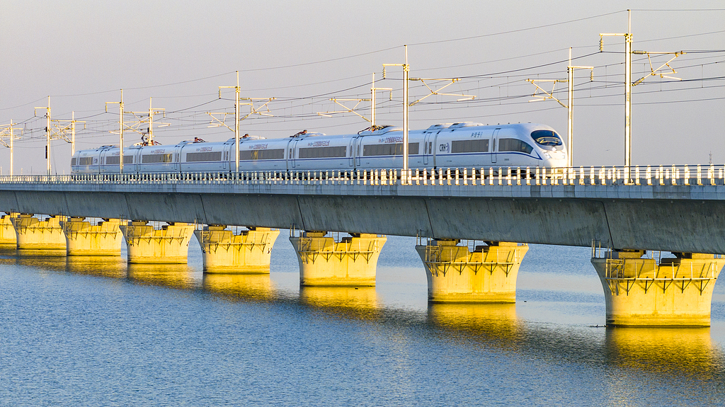 沪苏湖高铁现“金光穿洞”美景