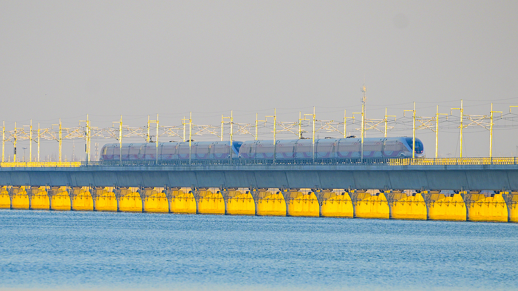 沪苏湖高铁现“金光穿洞”美景